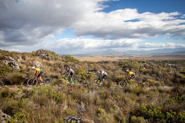 Cape Epic 2023 - 1. etapa - Martin s Andym sevřeni žluťáky