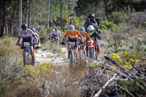 Cape Epic 2023 - 1. etapa - den v oranžovém pro Katku a Sofii