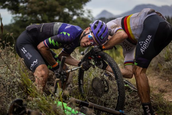 Cape Epic 2023 - 3. etapa - Martin Stošek a Andreas Seewald opravují defekt