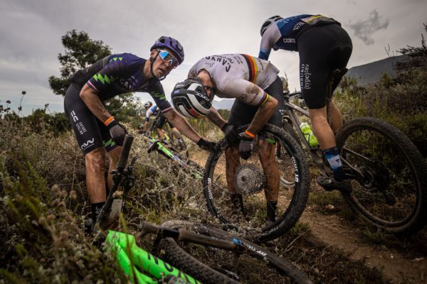 Cape Epic 2023 - 3. etapa - Martin Stošek a Andreas Seewald opravují defekt