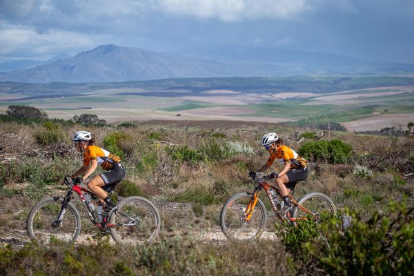 Cape Epic 2023 - 1. etapa - Sofia Gomez Villafane a Kateřina Nash