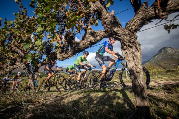Cape Epic 2023 - 1. etapa - v Jižní Africe je zrovna vinobraní