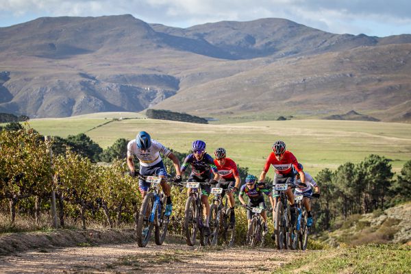Cape Epic 2023 - 1. etapa - Petr Vakoč drží