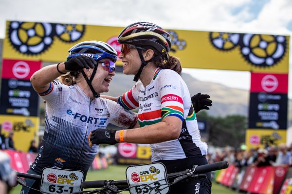 Cape Epic 2023 - 1. etapa - Amy Wakefield se zkrvaveným bicepsem