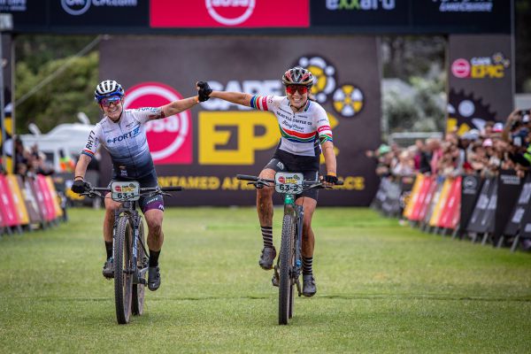 Cape Epic 2023 - 1. etapa - Candice Lill a Amy Wakefield vítězí a přebírají vedení žen