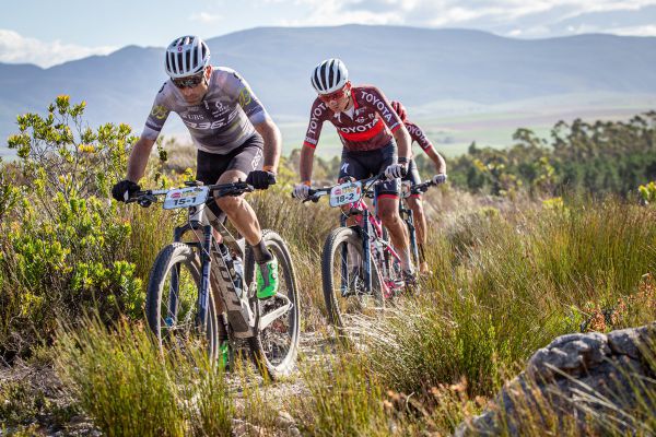 Cape Epic 2023 - 1. etapa - Vincenzo Nibali si v terénu nevede vůbec špatně