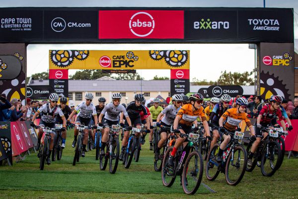 Cape Epic 2023 - 2. etapa - start v Hermanusu