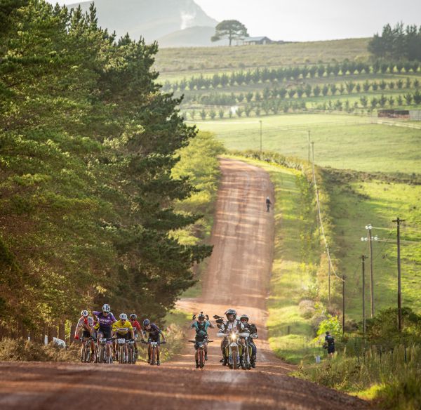 Cape Epic 2023 - 3. etapa - skupinka lídrů