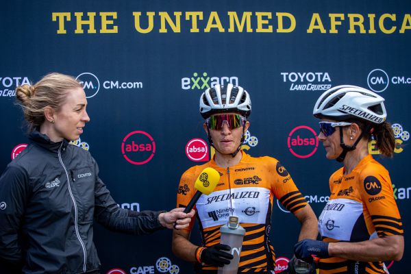 Cape Epic 2023 - 1. etapa - Annika Langvad v roli komentátorky
