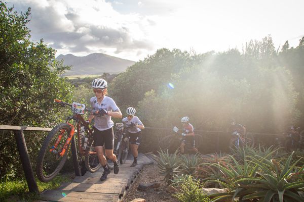 Cape Epic 2023 - 2. etapa - cyklokrosová vložka v podání Katka a Sofie