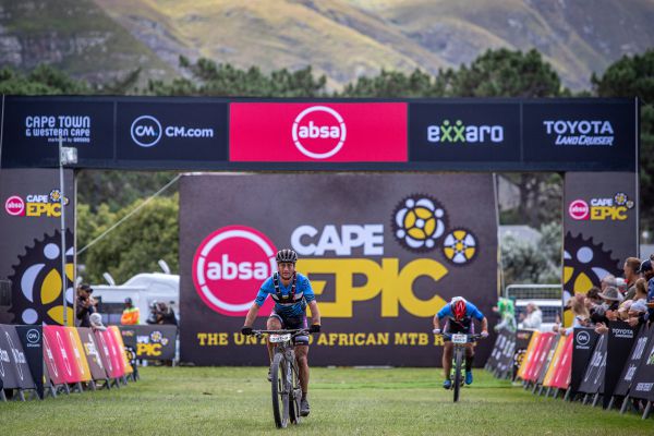 Cape Epic 2023 - 1. etapa - Jan Fišnar a Pavel Gonda, jenž dojíždí na prázdném kole