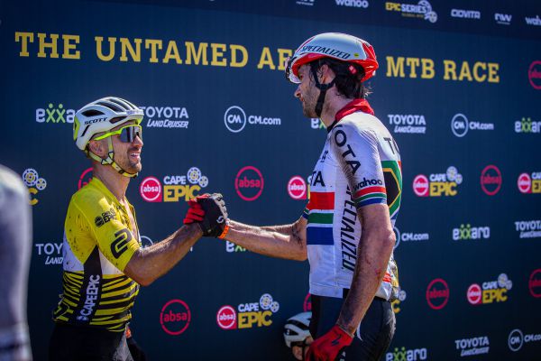 Cape Epic 2023 - 2. etapa - posledních 20 km vzorná spolupráce