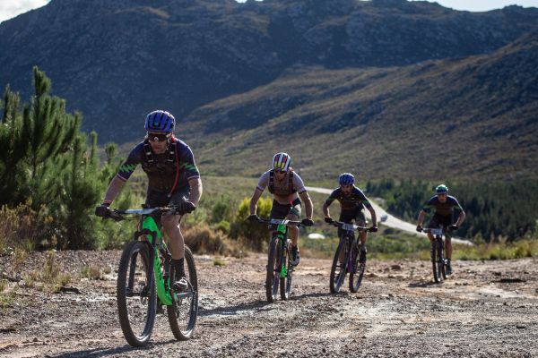 Cape Epic 2023 - 5. etapa - Canyon Northwave hezky pohromadě
