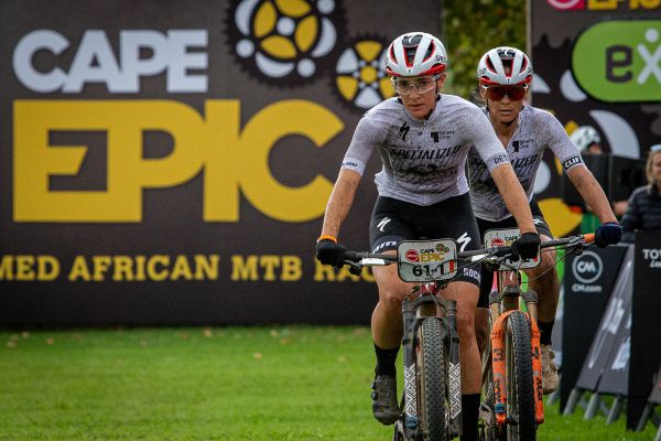 Cape Epic 2023 - 4. etapa - Katka Nash a Sofia Gomez v cíli časovky