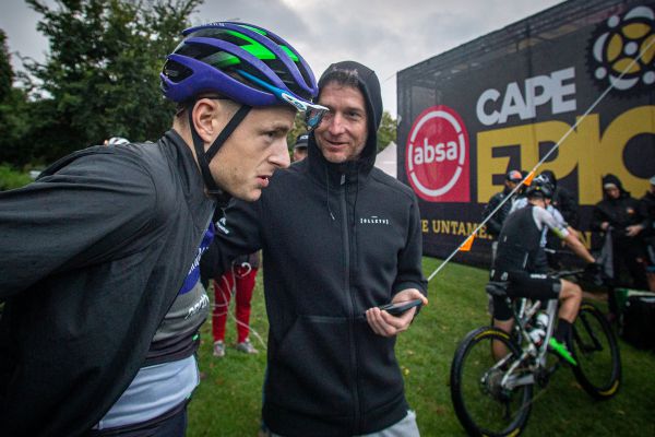 Cape Epic 2023 - 6. etapa - Kristián Hynek dává poslední pokyny Petru Vakočovi