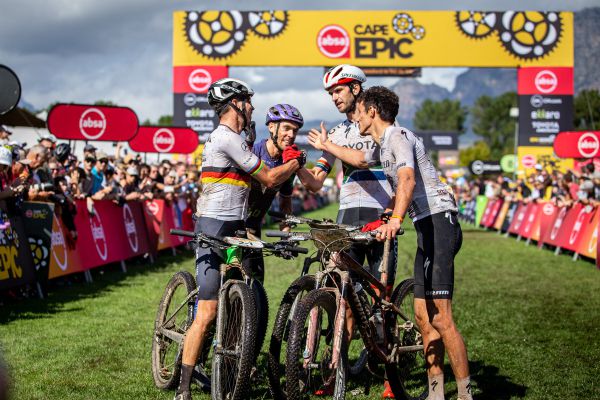 Cape Epic 2023 - 7. etapa - gratulace s vítězi