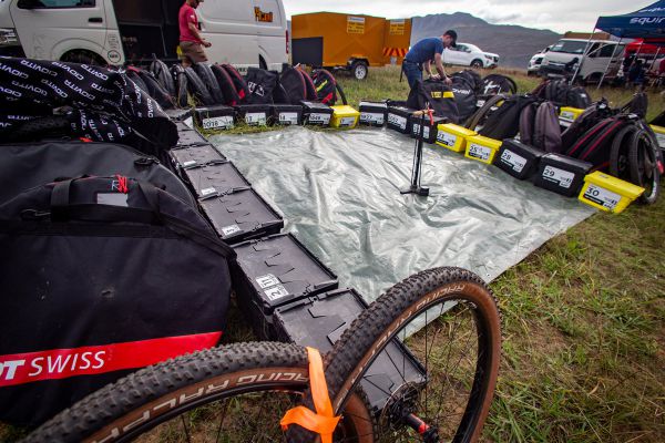 Cape Epic 2023 - 3. etapa - v depu připravené krabice s nářadím a náhradními díly