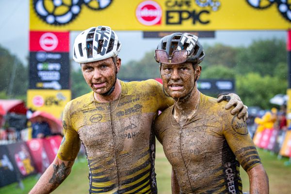 Cape Epic 2023 - 6. etapa - Lukas s Georgem si žlutý dres příliš neužili