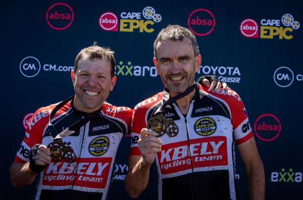 Cape Epic 2023 - 7. etapa - dvojice bikerů ze Kbel Ladislav Musil a Jan Knytl