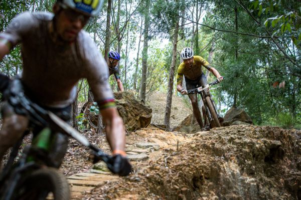 Cape Epic 2023 - 6. etapa - Georg Egger se po defektu stahuje