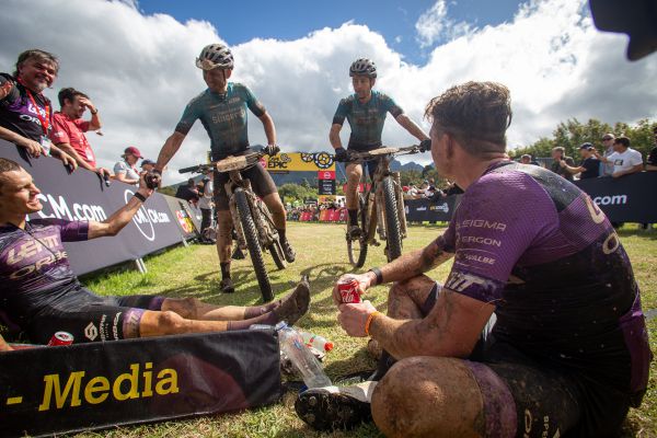 Cape Epic 2023 - 5. etapa - tým Singer se rozjel