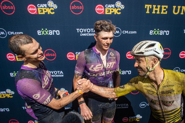 Cape Epic 2023 - 5. etapa - předání žlutého dresu