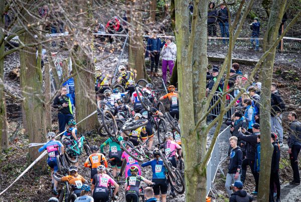 ČP XCO #1 2023 - kolo do ruky po 300 metrech po startu