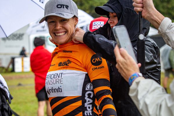 Cape Epic 2023 - 6. etapa - radost z oranžáku