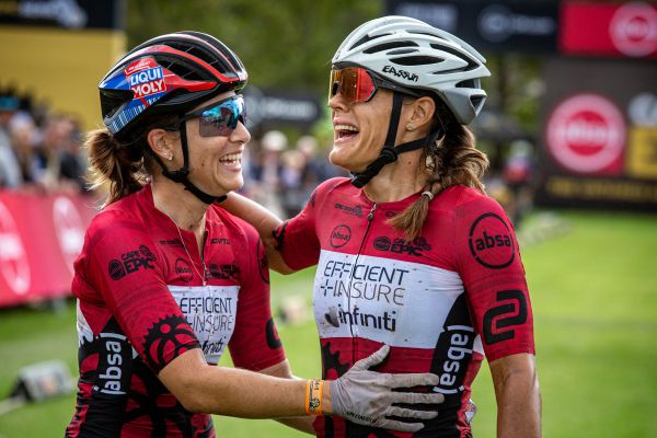 Cape Epic 2023 - 4. etapa - velká a narozeninová radost vítězek časovky - Kim Le Court a Very Looser