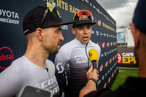 Cape Epic 2023 - 4. etapa - ztráta 2 minut po časovce a komentář Schurtera a Frischknechta