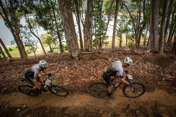 Cape Epic 2023 - 6. etapa - Nino Schurter a Andri Frischknecht