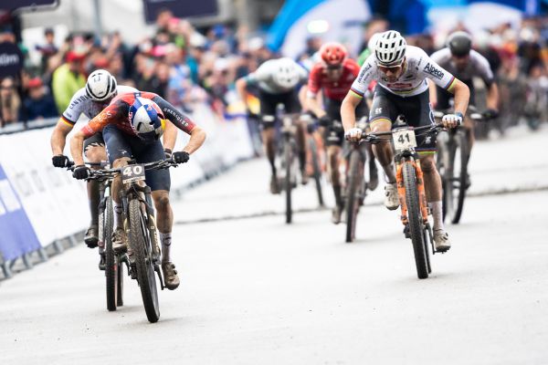 Pidcock kontroluje své vítězství v short-tracku