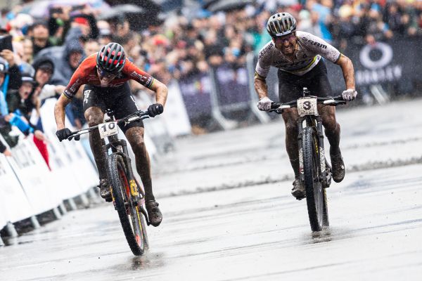 Sarrou a Schurter spurtují o bronz