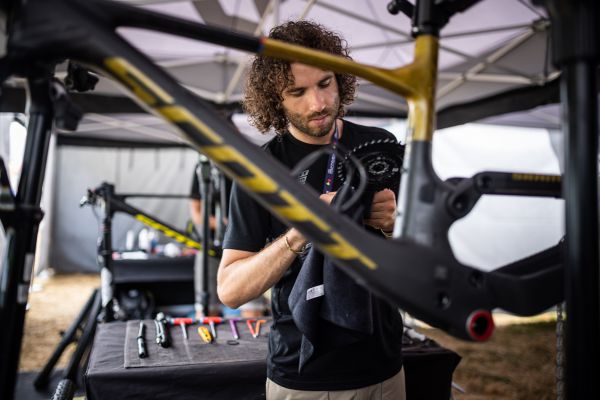 Yannick ladí kolo Nino Schurtera