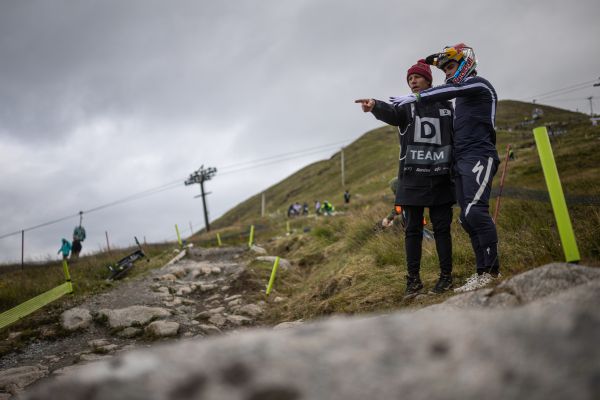 Loic Bruni ladí stopu