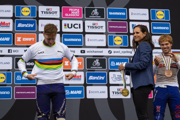 Kateřina Nash předává zlatou medaili