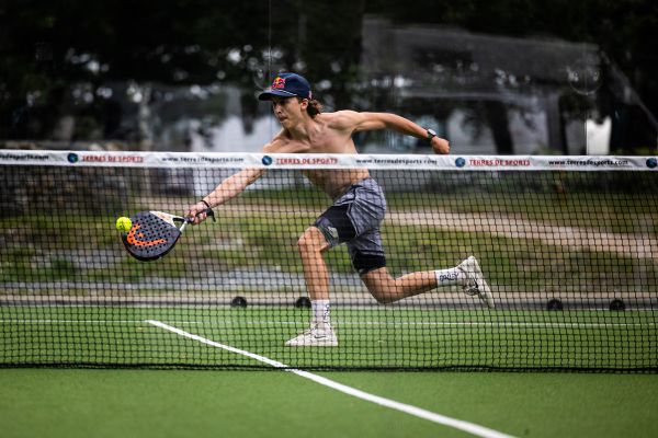 Jackson Goldstone si krátí sobotu tenisem