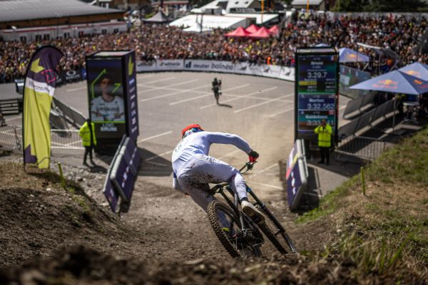 Loic Bruni míří do cíle