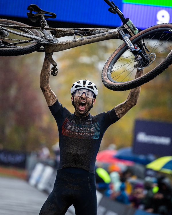 Riley Amos vyhrává závod do 23 let