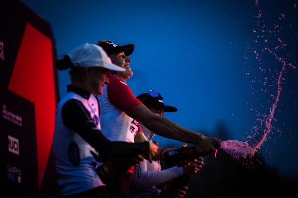 Ronja Blochlinger slaví vítězství v short-tracku