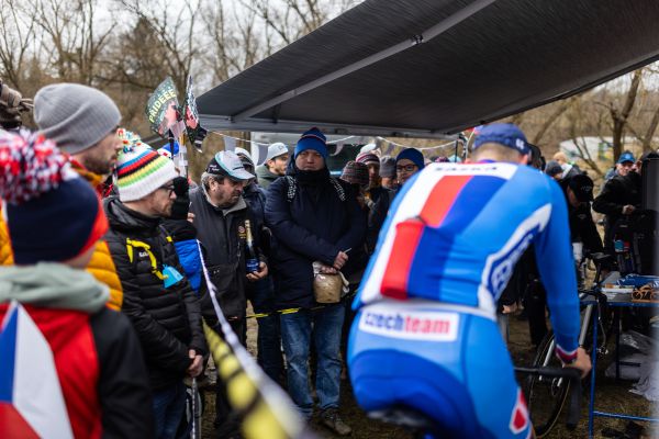 Zdeněk Štybar v obležení fanoušků