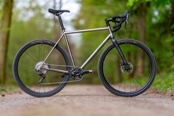 Ocel vs. titan srovnání Javax vs. Equator