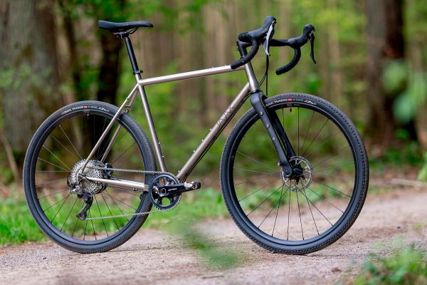 Ocel vs. titan srovnání Javax vs. Equator