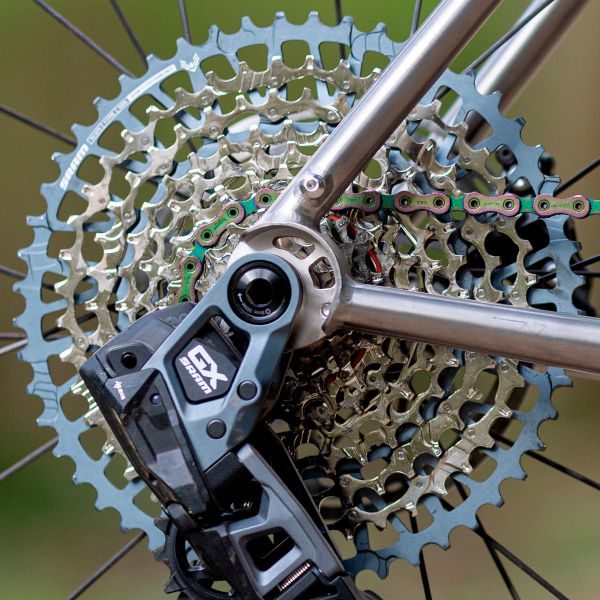 Ocel vs. titan srovnání Javax vs. Equator