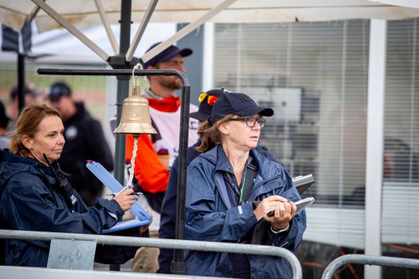 MS 2024 - štafety - vpravo česká rozhodčí Veronika Krejčová