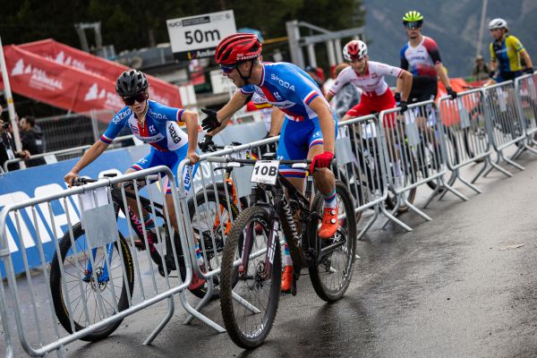 MS 2024 - štafety - Honza Bobun Zatloukal předává štafetu Hance Vikové