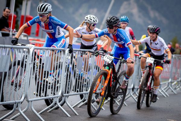 MS 2024 - štafety - Eliška posílá na 5. úsek Nelu Viktorovou