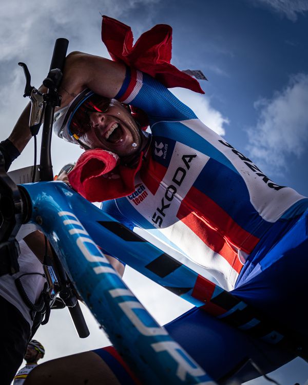 MS 2024 - štafety - v cíli po jízdě ála totál kaše furt šrot