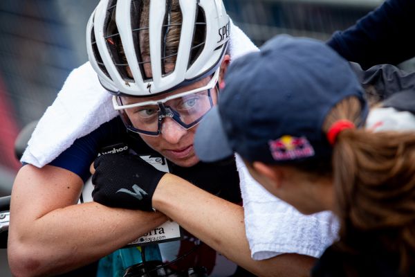 MS 2024 - štafety - Haley Batten přišla do cíle gratulovat Kate Courtney