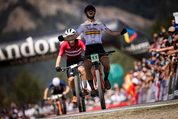 Hugo Franco Gallego slaví 2. místo mezi juniory